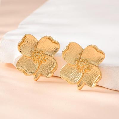Exquisite Retro Hong Kong Style Geometric Flower Stud Earrings for Women