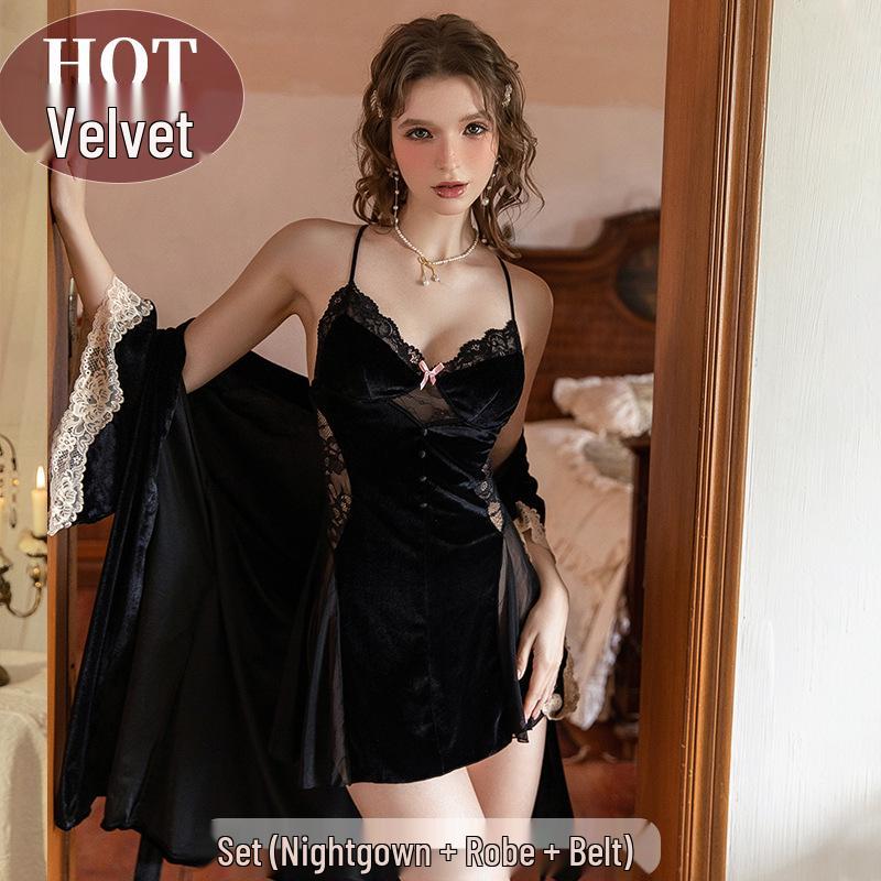 Złoty welurowy peniuar na ramiączkach spaghetti z wkładkami na biust i koronkowym wykończeniem - Kolekcja Jesień/Zima