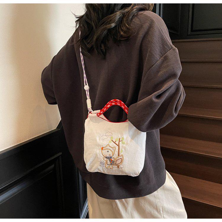 

Women s Cartoon Embroidery Single-Shoulder Handbag, Niche Hand-Held Crossbody Bag with Text & Logo Print One Size брудно-білий