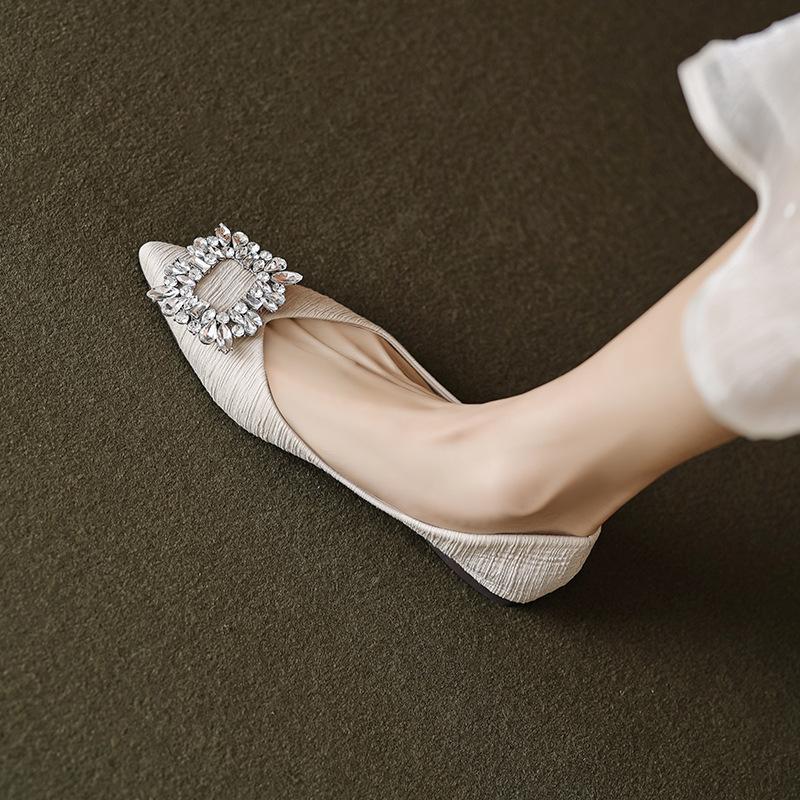 Weiwei Girl 889-1 Pointed Single Shoes Women's Flat Bottom Shallow Mouth Night Wind Doudou Shoes Rhinestone Soft Bottom Large Size Women's Shoes