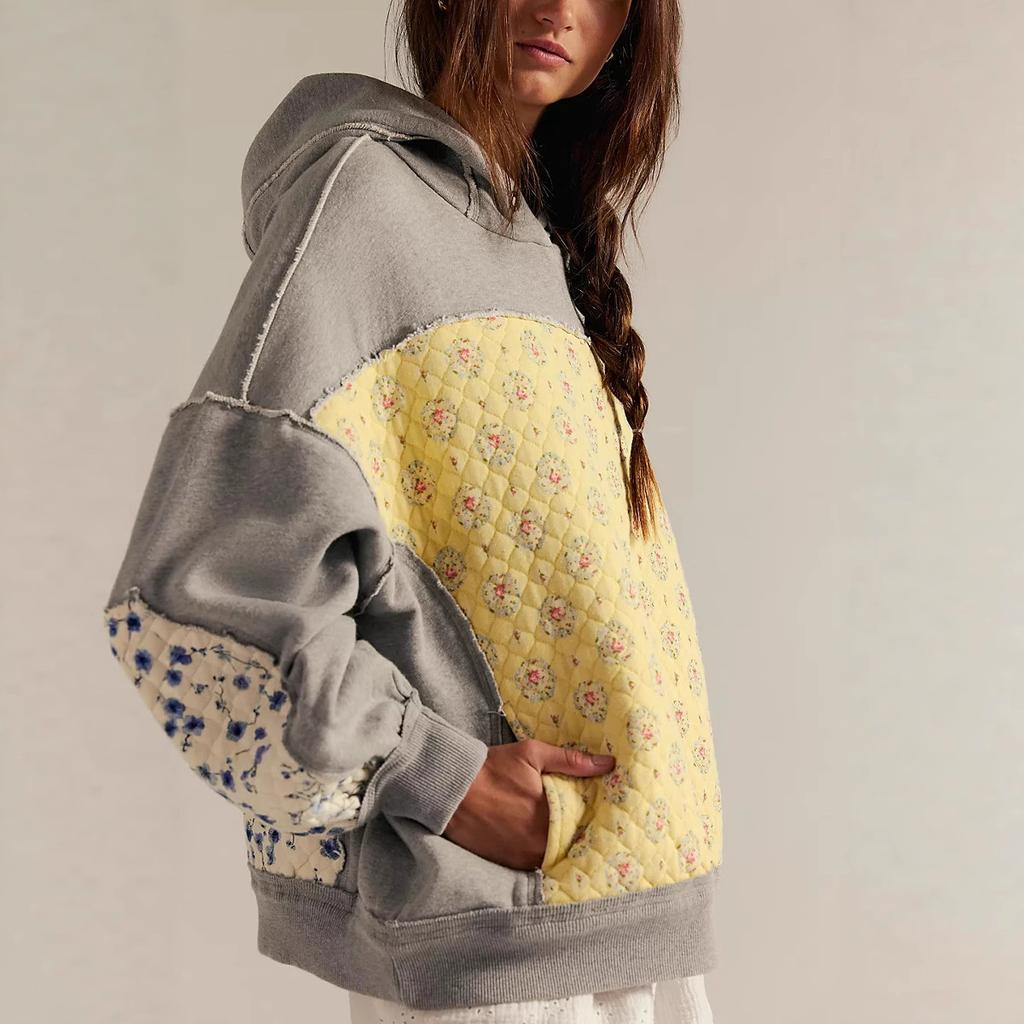 Graues Kapuzensweatshirt mit gelbem Kontrast und floraler Applikation
