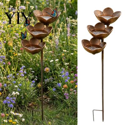 Mangiatoia/Bevatoio per Uccelli da Esterno a 3 Livelli a Cascata Raccogli Pioggia con Palo da Giardino, Ciotole Retro a Forma di Fiore in Metallo, Bagnetto Decorativo in Stile Pastorale e Abbeveratoio per Api