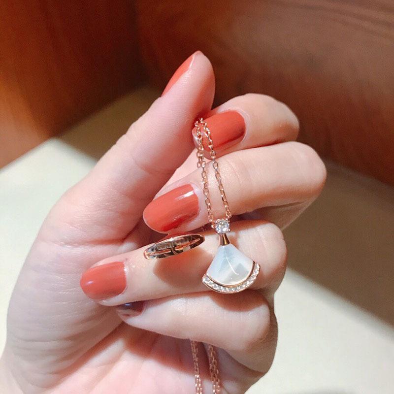 Baojia V Gold Electroplated Mother-of-Pearl Pendant Necklace