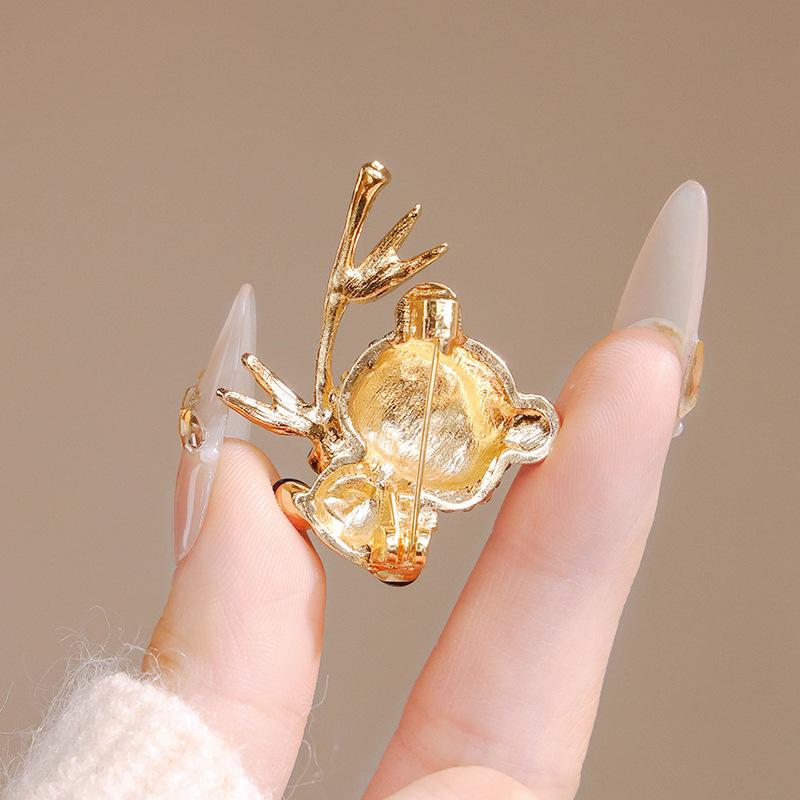 Cute Panda Bamboo Brooch Versatile Diamond-encrusted Animal Bamboo Brooch Jacket Anti-light Pin Accessories