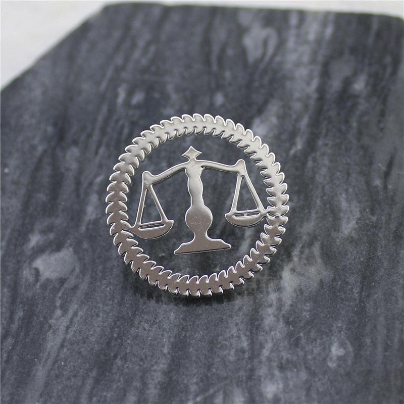 

Чувство Дизайна Знак Весы Колосья Пшеницы Баланс Юрист Судья Сплав Геометрическая Круглая Брошь Сумка Декоративные Аксессуары серебряный