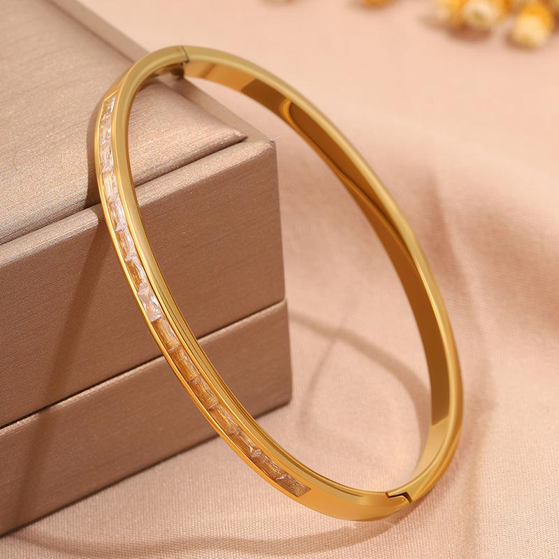 Hot-selling titanium steel bracelet, girls' high-end sense of fashion, popular light luxury in Europe and the United States, Gypsy star love diamond