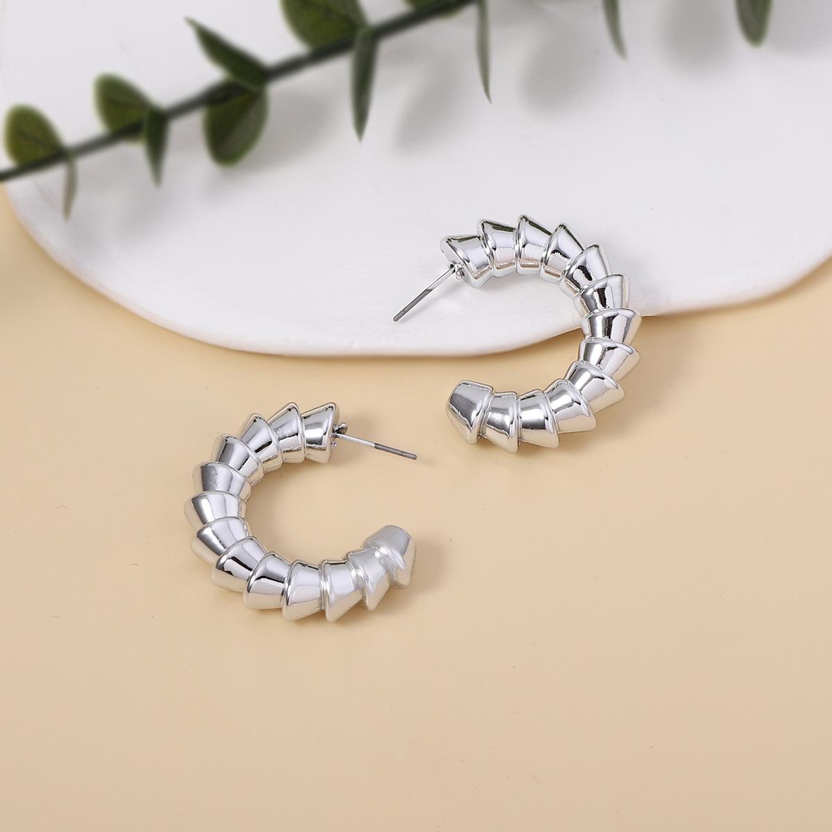 

Холодные и элегантные серьги-кольца C-образной формы с неровной спиральной резьбой золотого и серебряного цвета, стиль хай-энд с гальваническим покрытием, уникальные и индивидуалистичные серьги-пусеты