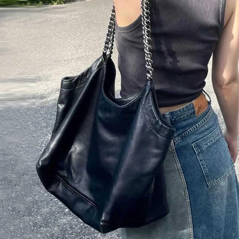 Große Kapazität Tote Bag, Schwarz, Modische Hobo Schultertasche mit Ketten-Detail, Nicht waschbar, Kein Verschluss, Kantenfarbe Nein