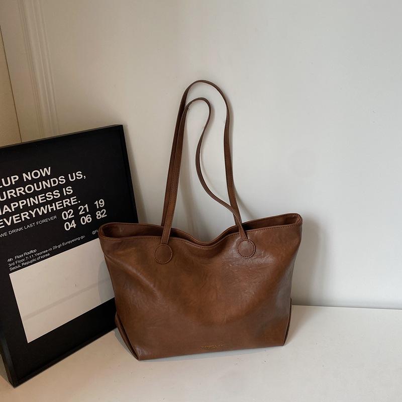 

Large capacity shoulder tote bag women s 2025 autumn foreign style fashionable handbag simple fashion commuter armpit bag коричневый