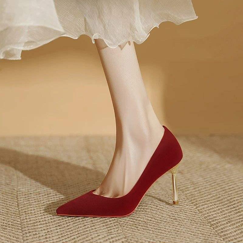 2025 Rote Hochzeitsschuhe im chinesischen Stil: Bequeme Wildleder-High Heels für Bräute