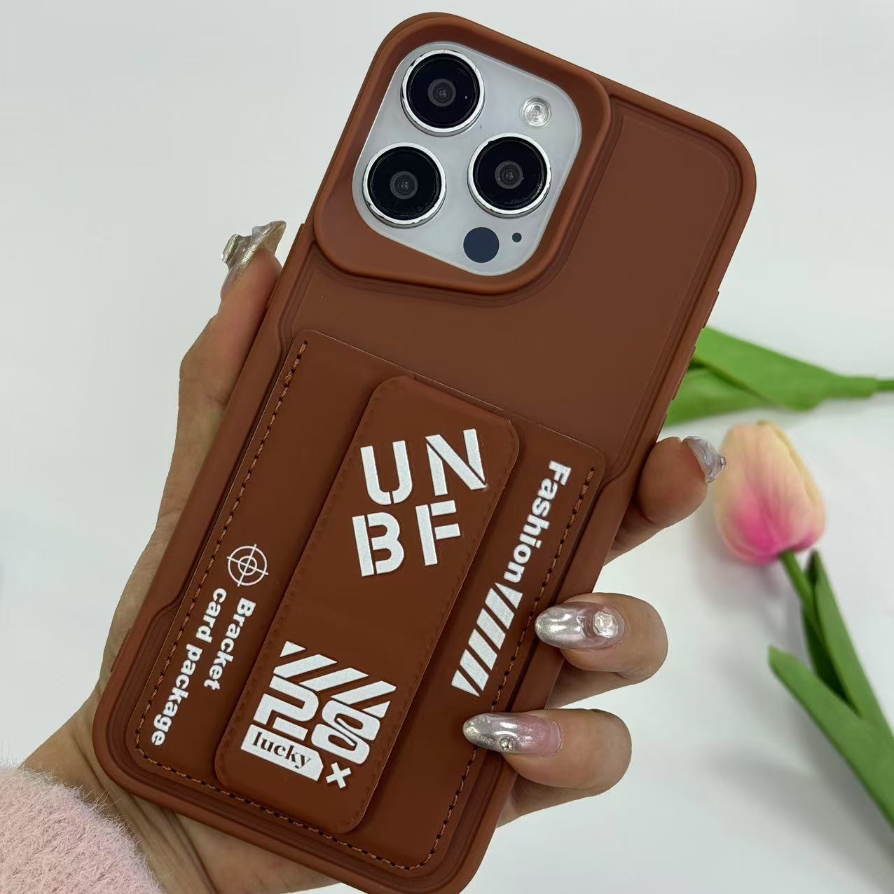 

Складная подставка подходит для чехлов для телефона IP16PM с острым краем и большим отверстием, на ощупь как кожа.. Это защитный чехол с полной защитой для Apple 15 Apple 16Plus