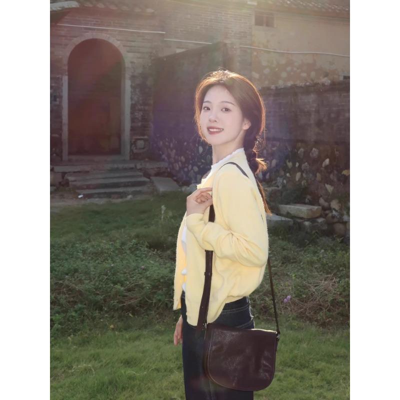 Cremigelbes gestricktes Cardigan-Oberteil mit Fake-Zweiteiler-Optik für Damen im frühen Frühling, koreanischer Stil, vielseitiger Pullover mit langen Ärmeln und stilvollem Design