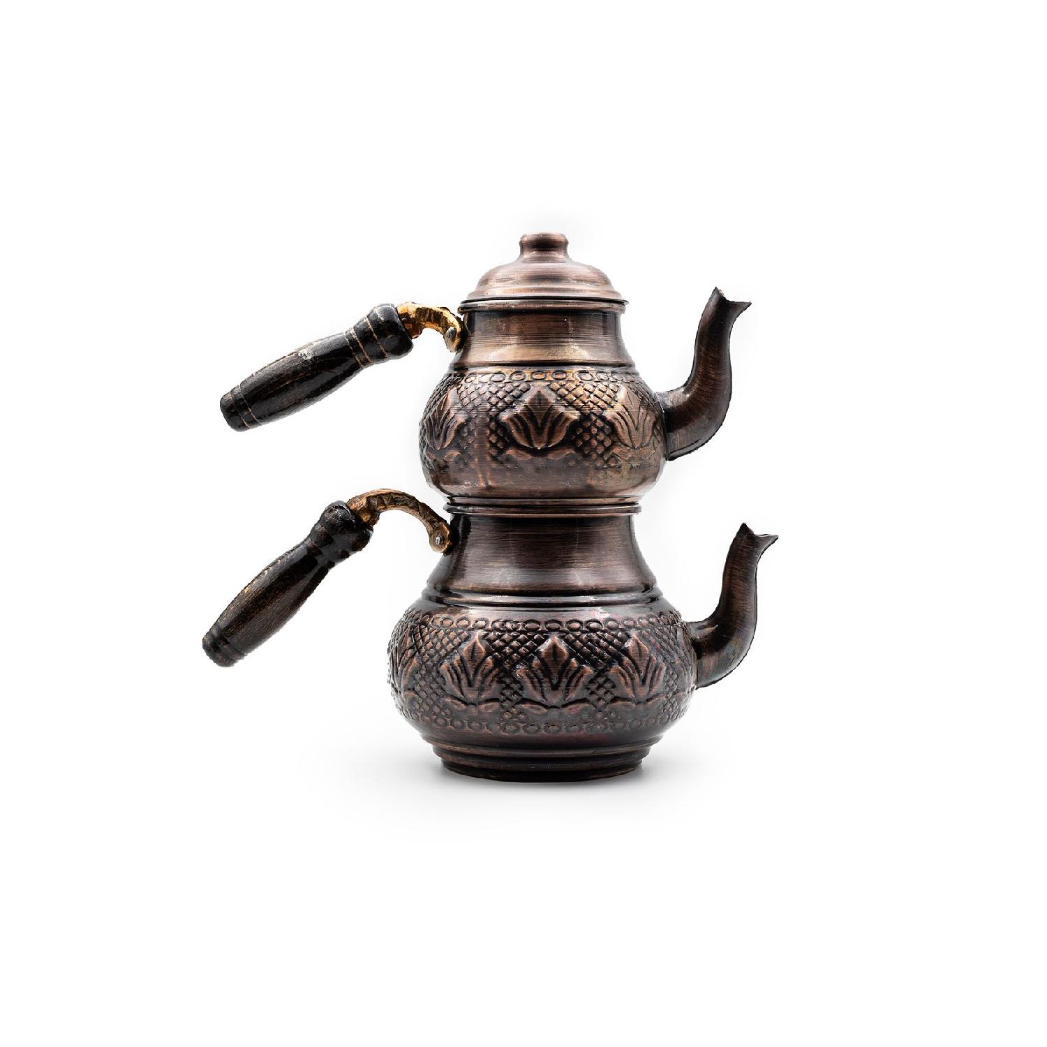 

Маленький медный чайник с узором тюльпанов