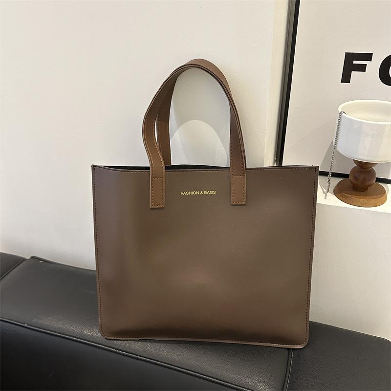 

Проста сумка в іноземному стилі 2024 весна новий модний тренд універсальна на одне плече великої місткості студентська класна сумка-тоут