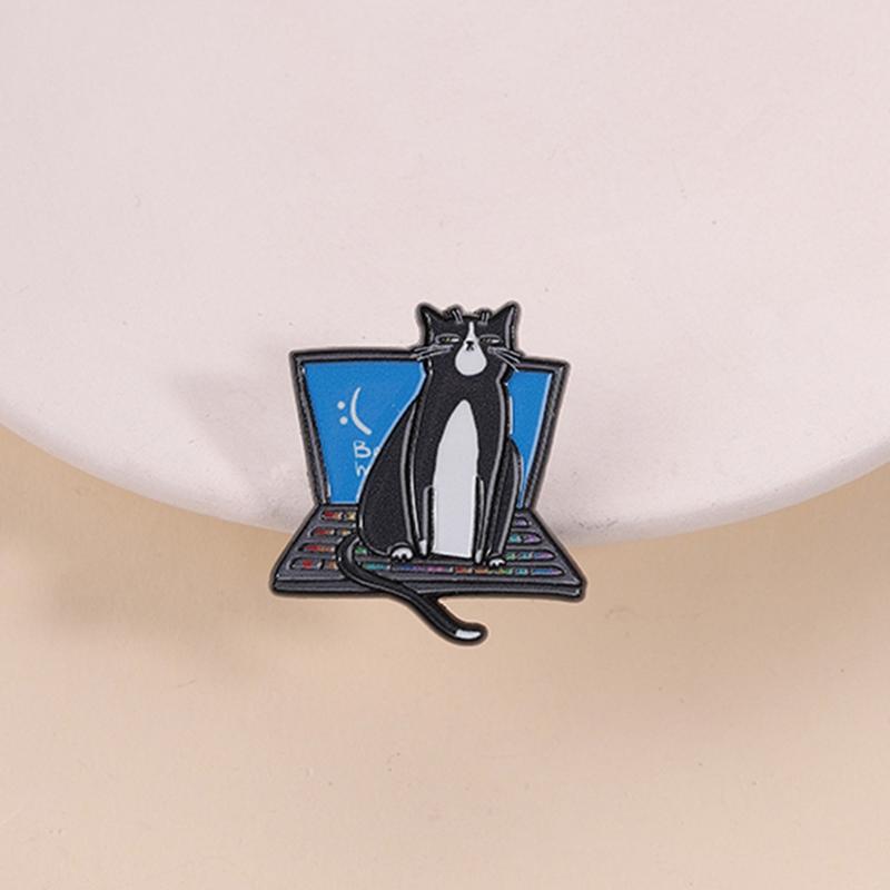 Funny Cow Cat Enamel Pin Blue Screen System Crash Laptop Computer Animal Brooch Lapel Badge Jewelry Gift for Friends Programmer