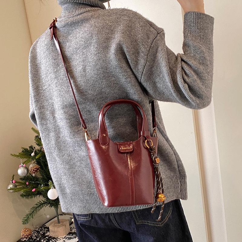 Premium texture retro small bag women's 2025 new popular fashion versatile messenger bag shoulder portable bucket bag