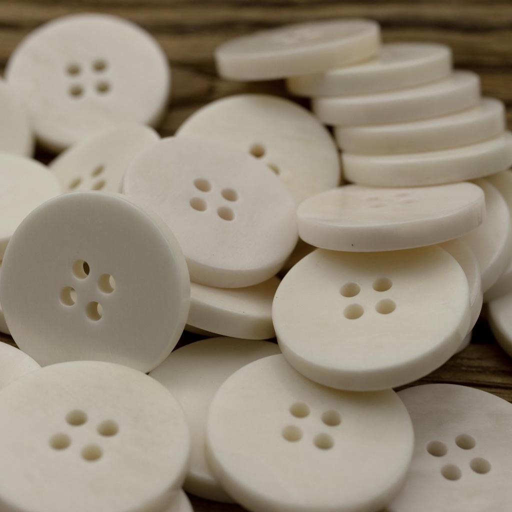 Бежевый кардиган-блейзер на четыре пуговицы из коровьей кости