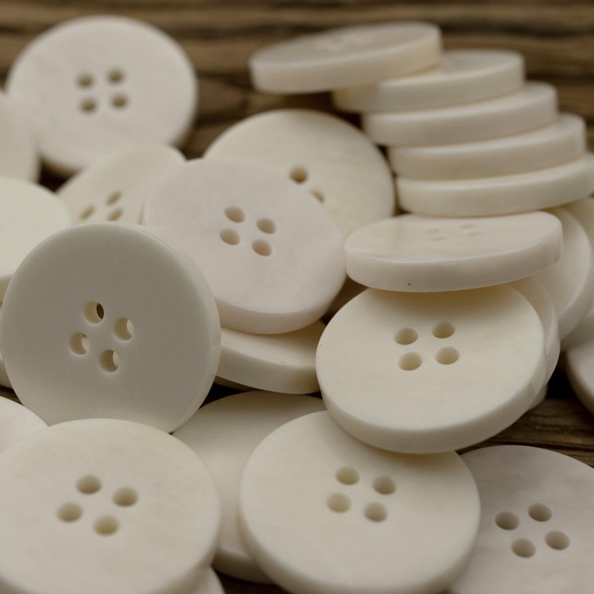 

Бежевый кардиган-блейзер на четыре пуговицы из коровьей кости 15.0 MM