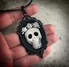 Viktorianisch Schwarz Geometrisch Oval Spitze Weiß Rose Totenkopf Meerjungfrau Schmetterling Cameo Anhänger Halskette für Damen Halloween Schmuck