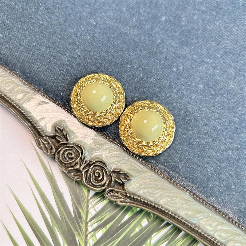 

Золотые ретро плетеные серьги-пусеты в виде соломенной шляпы с эмалью цвета маття