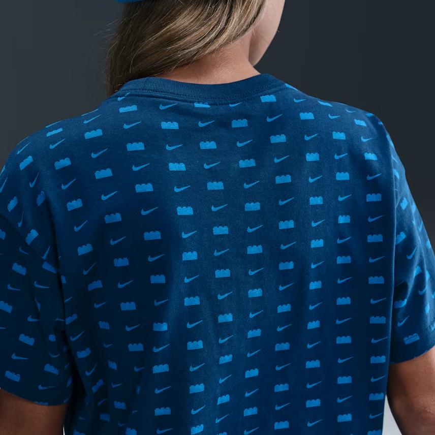 Nike LEGO® Kollaboration T-Shirt FW25 Kollektion Marke Logo Locker Kurzarm Kinder Oberteile IB4463-416