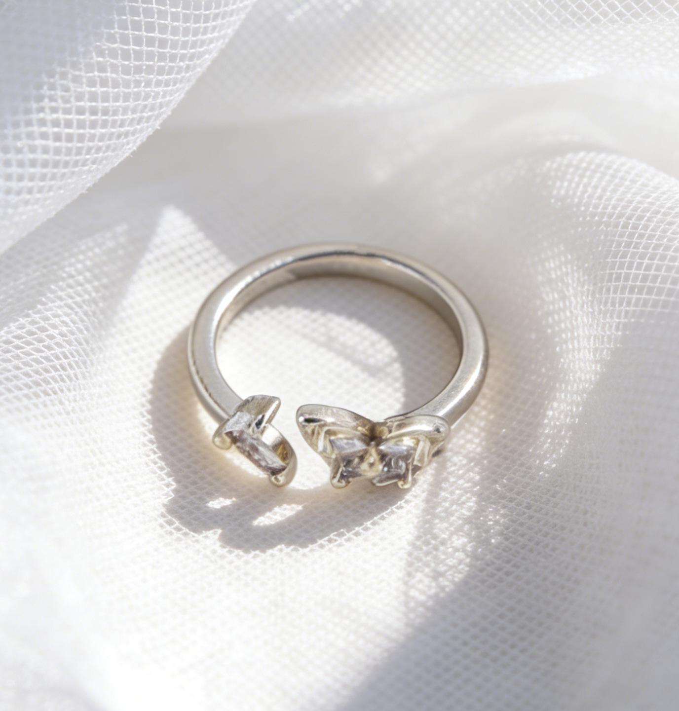 Европейское и американское регулируемое сладкое кольцо-бабочка с бриллиантами: Модный двухцветный (золото и серебро) стиль для женщин, подходящий для многослойного ношения