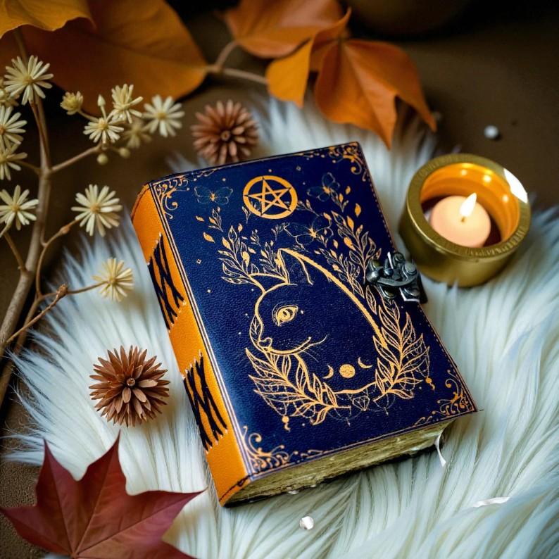 

Синій відьмацький кіт Шкіряний щоденник – Рукописний шкіряний записник з папером ручної роботи з нерівними краями | 5x7 | 200 сторінок | Вікканський місячний магічний щоденник | Вінтажний книга заклинань