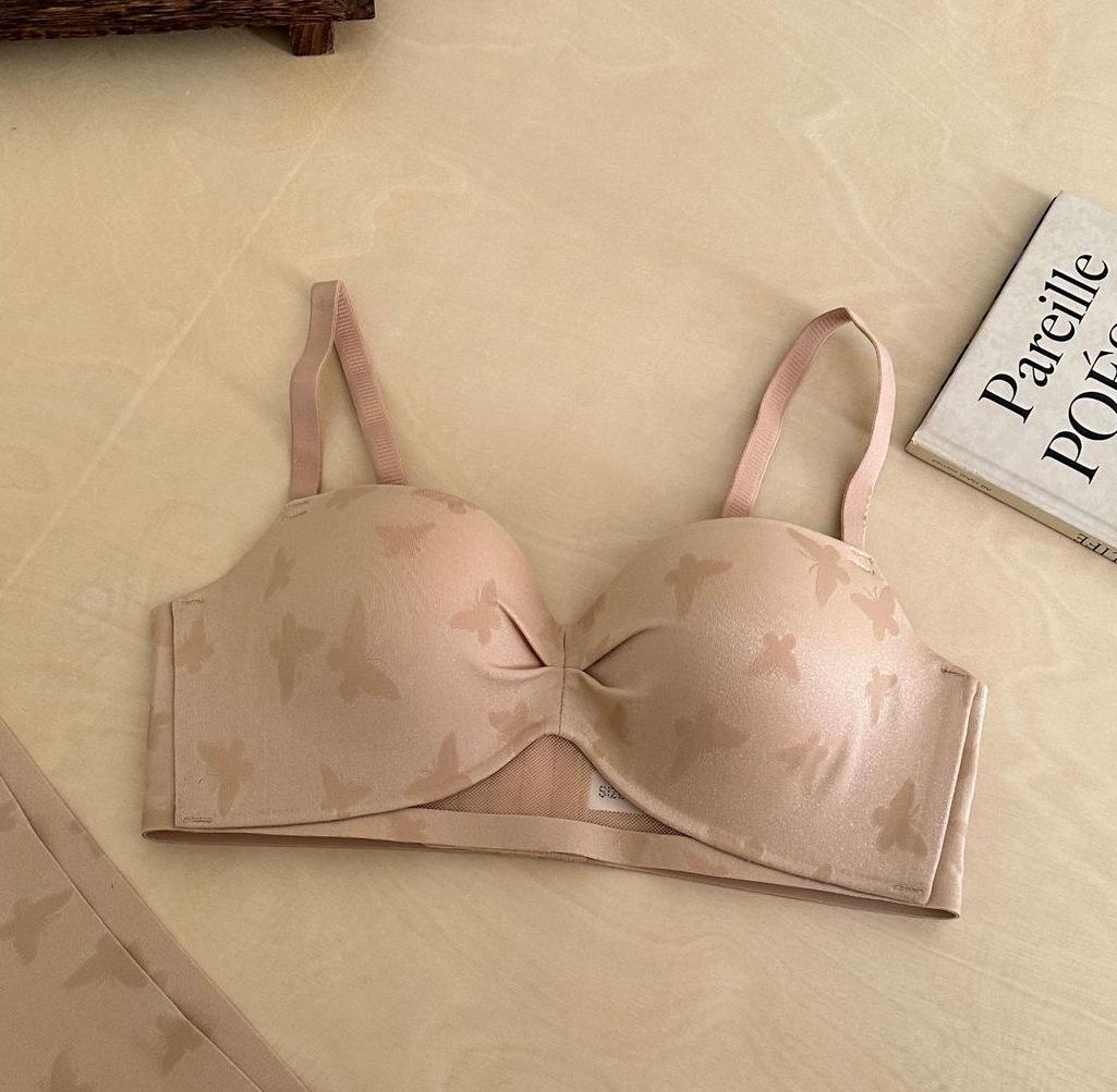 D108 Tila Seamless Push-up Bra - Enhances Roundness, Comfortable Fit, and Secure Side Support.