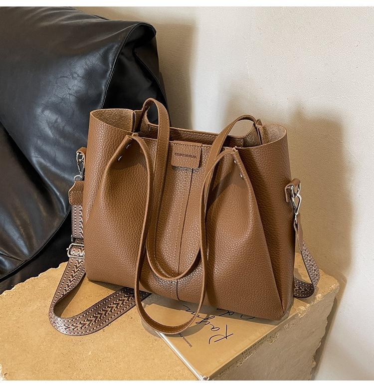 

This year, the popular large-capacity bag women s 2025 new fashion casual messenger bag single shoulder portable commuter tote bag tide коричневый