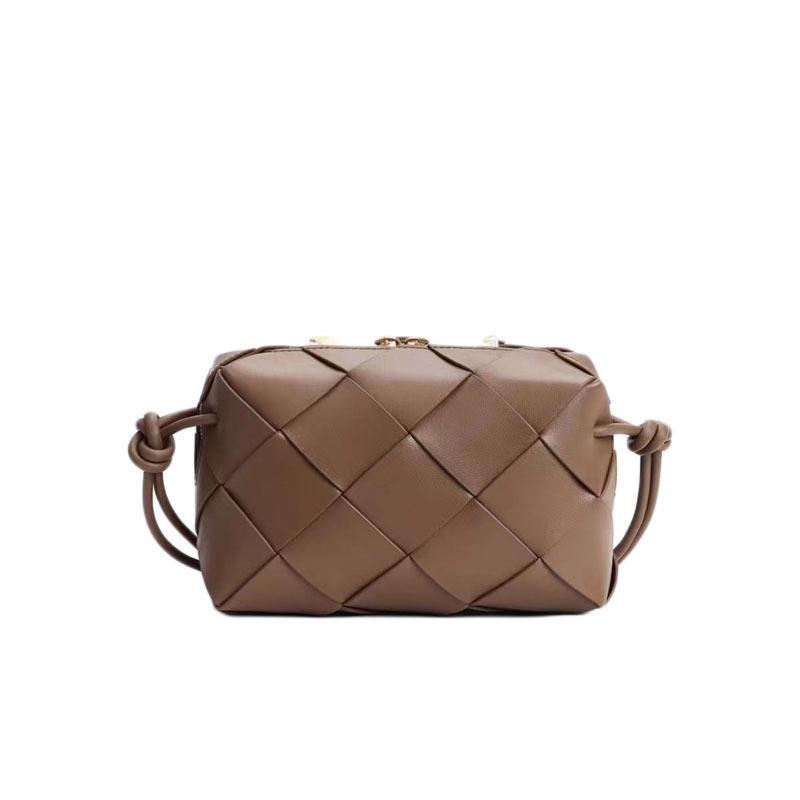 2024 Fashion Trend Handwoven Cowhide Shoulder & Crossbody Bag with Knot Design