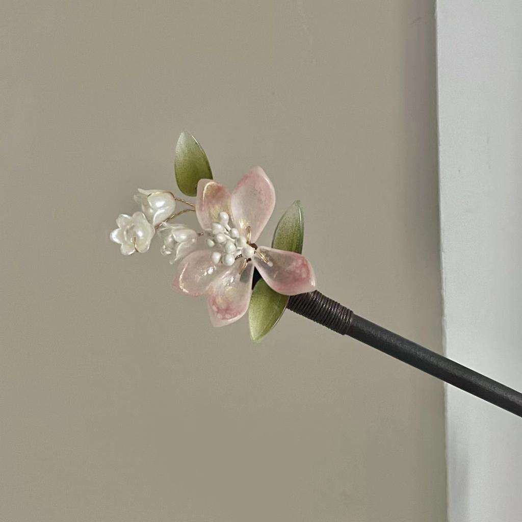 Ancient Style Magnolia Hairpin Artificial Transparent Glass Flower Tassel Hair Stick Wooden Simple Updo Hairpin New Year Gifts