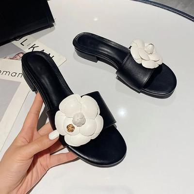 Designer Kamelienblumen Hausschuhe Damen 2025 Sandalen Sommer Freizeit Schuhe Damen Ins Niedrige Absätze Metall Kamelie Floral Pantoletten Mujer