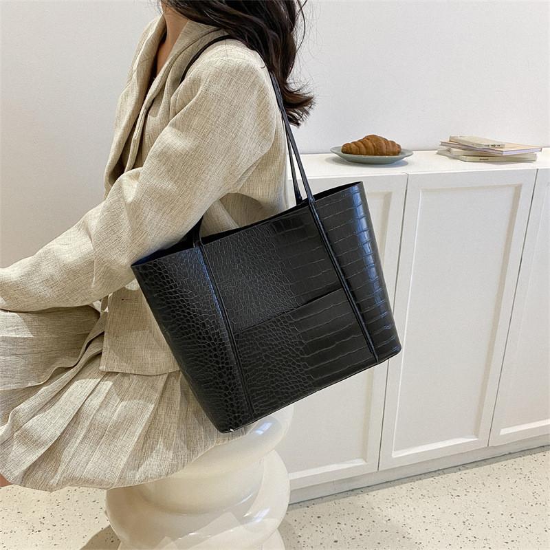 Stylish Retro Fashion Black Tote Bag For Women Large Capacity For Commuting