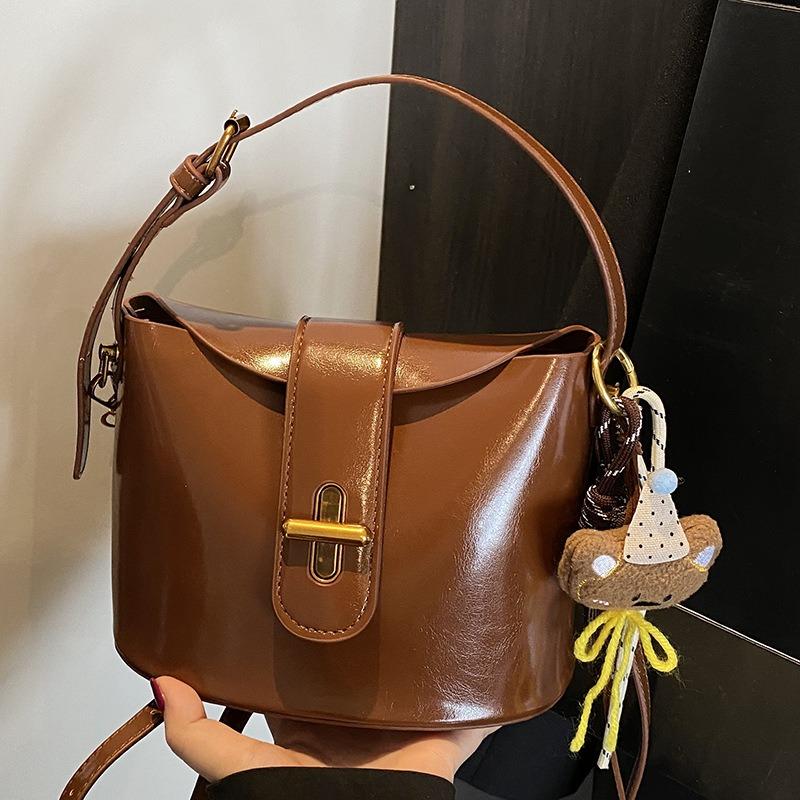 Hand carry trendy bucket bag women's autumn new niche fashion simple shoulder bag high value casual women's bag