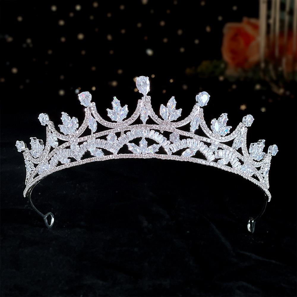 

The Wedding Dress Accessories Are Light Luxury and Versatile. The Full Diamond Crown Is Exquisitely Inlaid with Zircon for The Coming of Age Ceremony