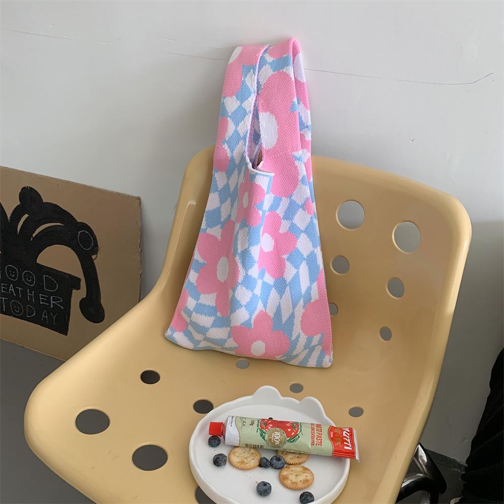 22 Knitted Shoulder Bag Woven Flower Clutch Bag Contrasting Color Handbag Portable Shopping Bag Walking Bag
