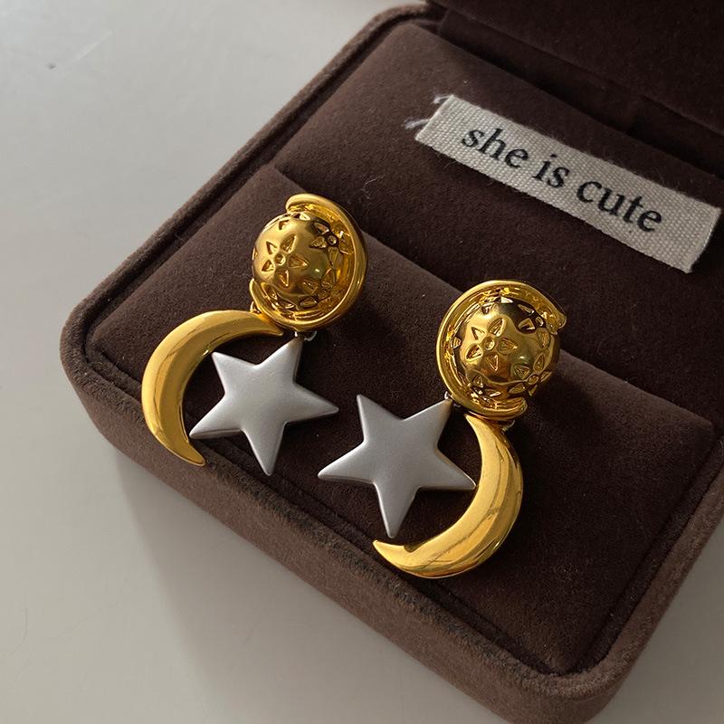 Contrasting Color Stars, Sun and Moon Stud Earrings, Atmospheric Light Luxury, High-end Earrings, Unique Design, Celebrity Cold Wind Earrings