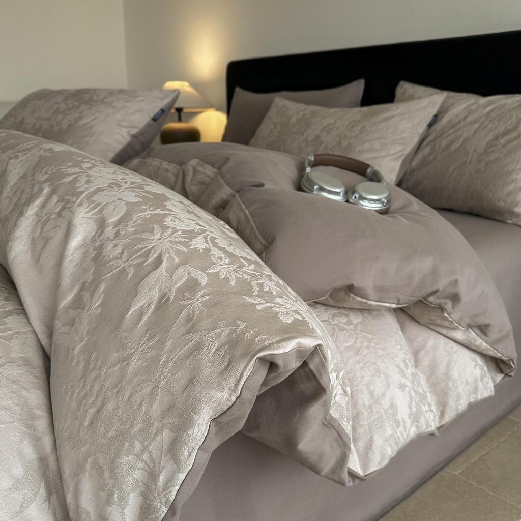 Premium 4-Piece All-Cotton Jacquard Bedding Set – Year-Round Luxurious Retro Duvet Cover with Skin-Friendly Fabric.