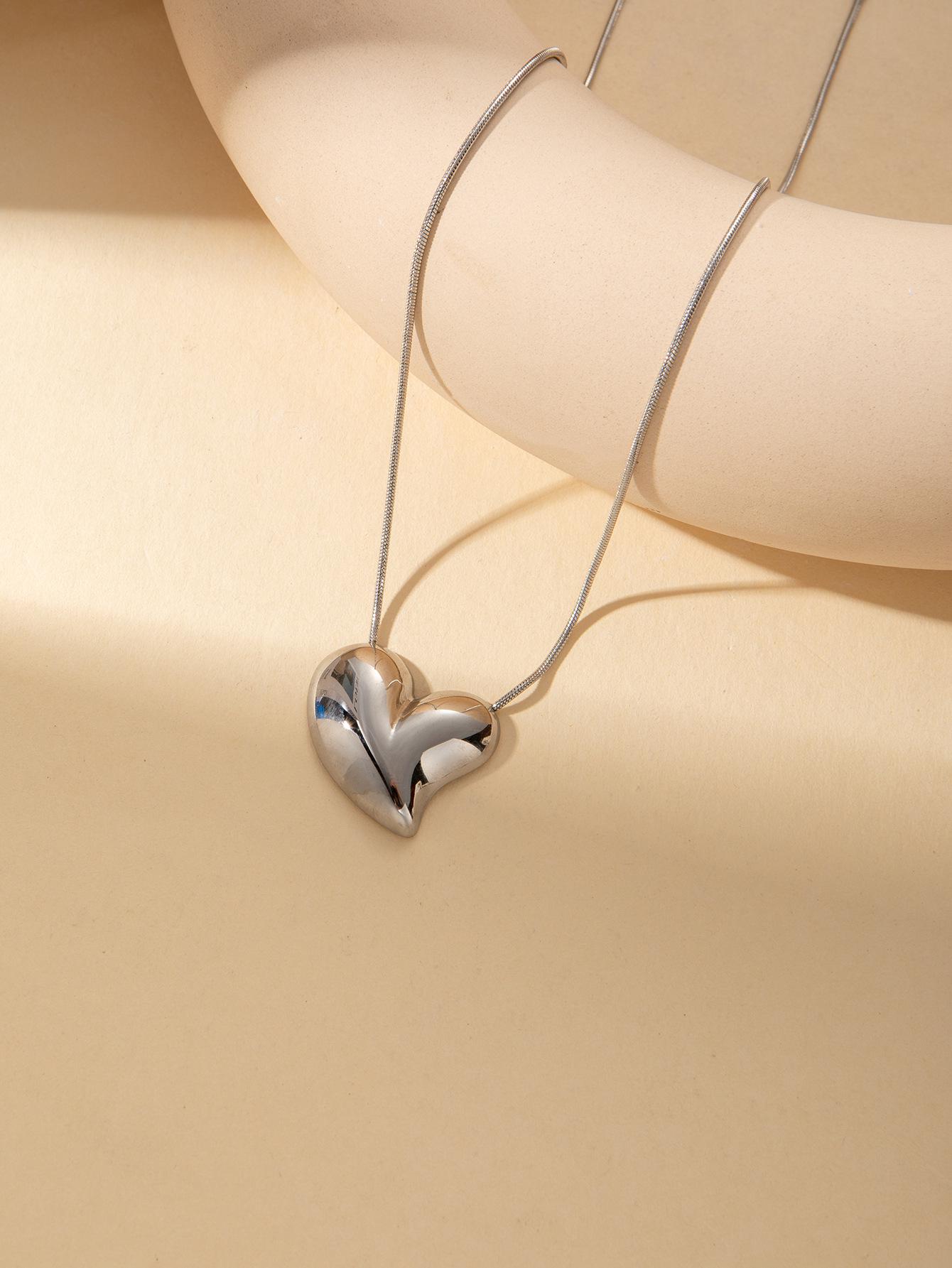 

Европейская и американская мода Набор ювелирных изделий в форме сердца: Круглое ожерелье-сердце и нишевые серьги-пусеты из титановой стали.