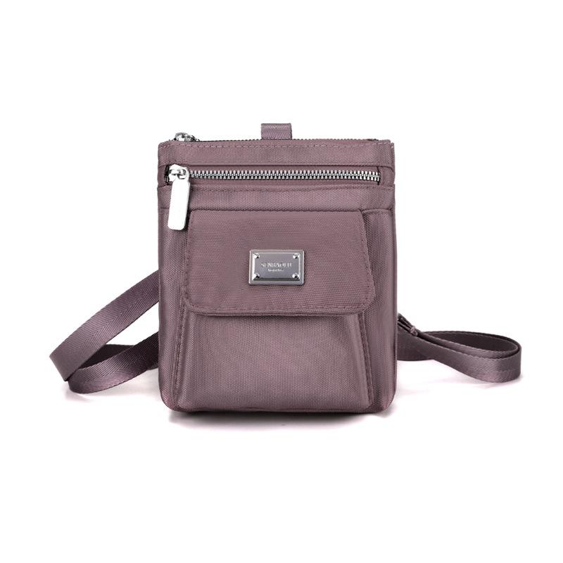 Bolso Cruzado Compacto de Nailon para Mujer – Diseño Ligero y Resistente al Agua con Placa Metálica con Logo y Múltiples Bolsillos, Ideal para el Uso Diario