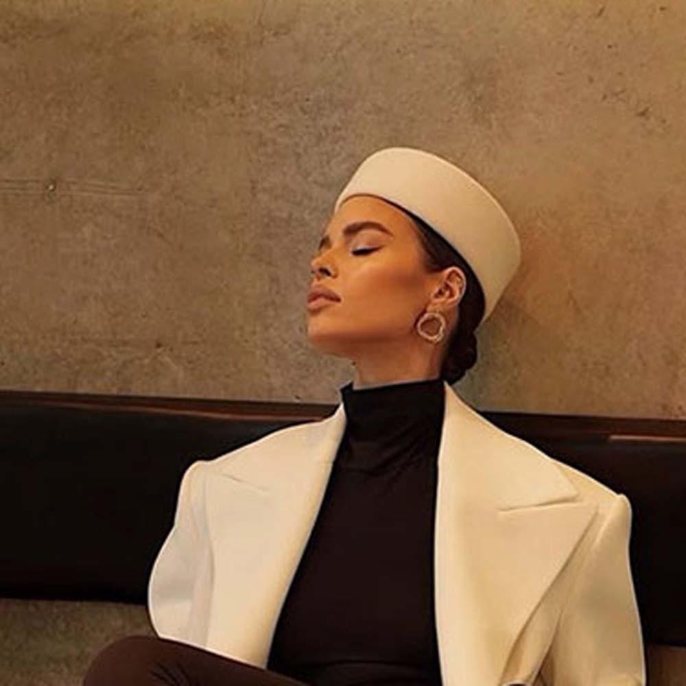 Klobouk typu pillbox ve francouzském stylu s vintage vzhledem, formální klobouk, uniforma, klobouk letušky, vlněný cylindr, ples