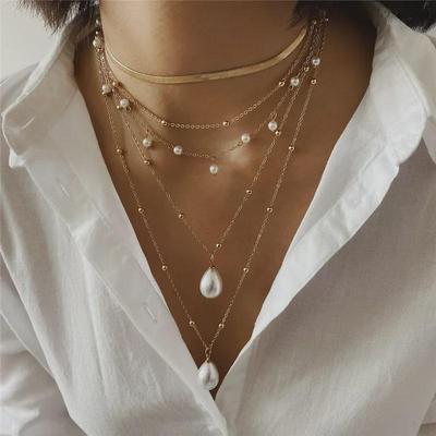 Mehrlagige Metallkette für Damen mit Kunstperlen – elegante Schlüsselbeinkette im kalten Stil, perfekt zum Stapeln.