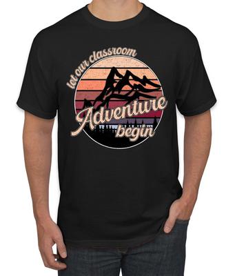 Lass unser Klassenzimmer-Abenteuer beginnen Dunklere Farben Herren T-Shirt