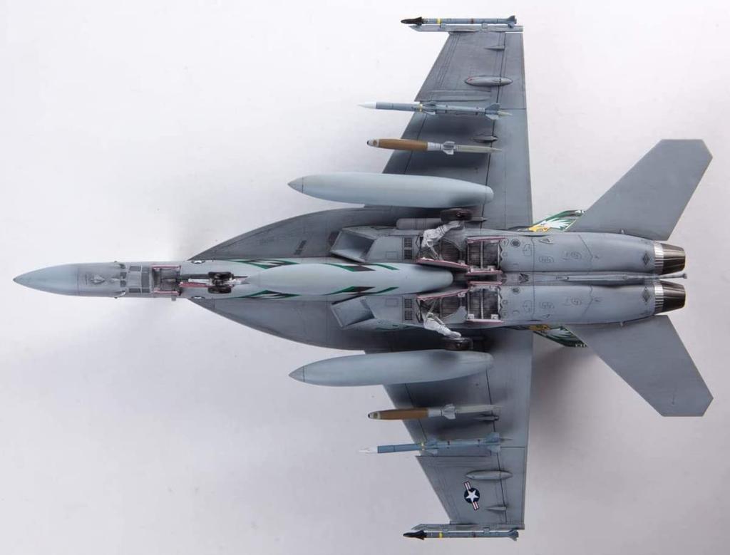 Plastikový model amerického námořnictva Super Hornet Chippy Ho v měřítku 1/72 od Doyusha. Úžasný! Č. 7 F/A-18E VFA-195 Barevně kódovaný