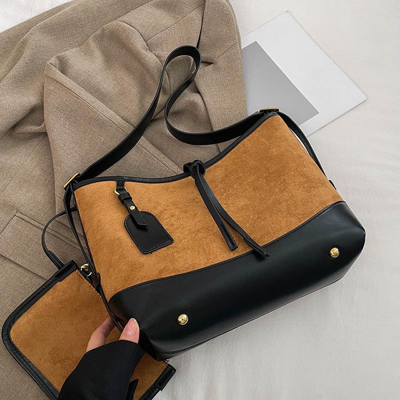 

Ретро матовая женская сумка большой вместимости 2025 осень и зима новая сумка-мессенджер на плечо для通勤 простого иностранного стиля сумка-ведро