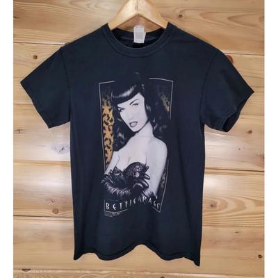 2009 Bettie Page Męska Koszulka Mała Czarna Wyblakła Dziurka po Szpilce Babe Oficjalny Merch z długim lub krótkim rękawem