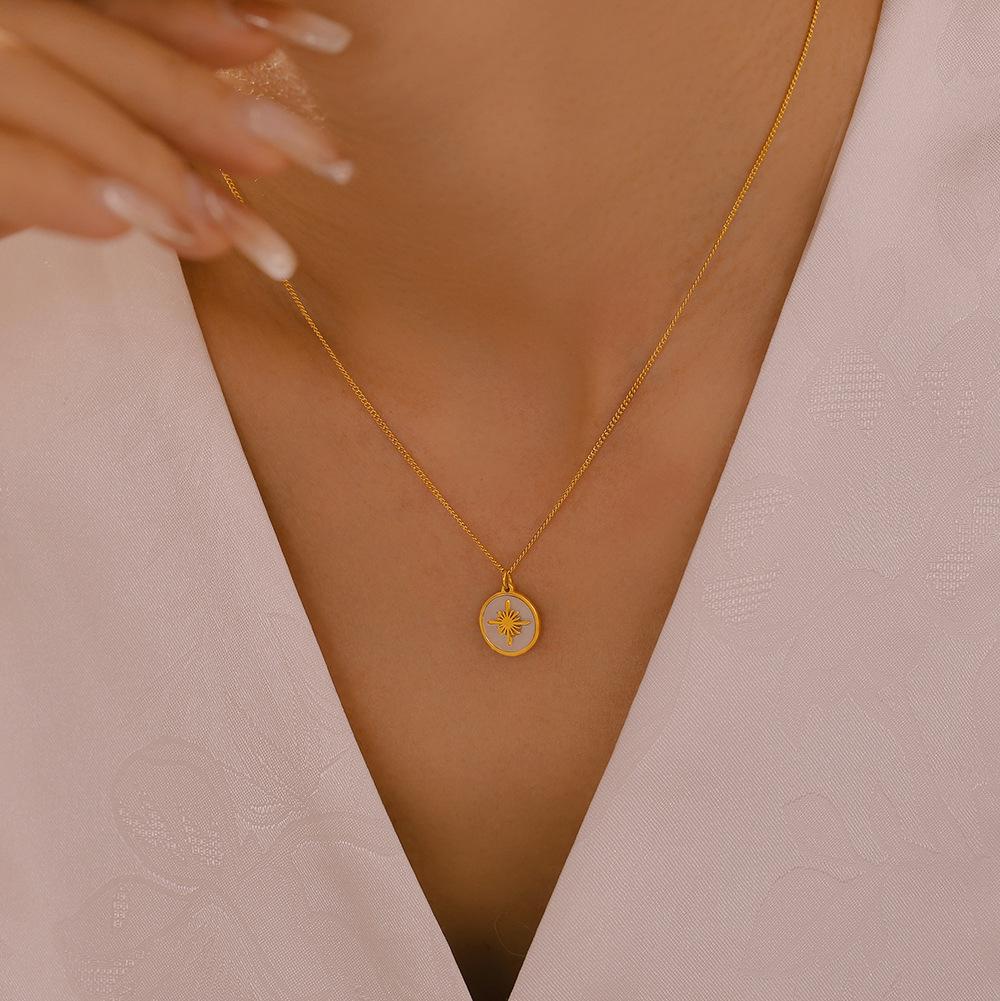 18 Karat Vergoldete Retro Stern Runde Anhänger Halskette aus Titanstahl