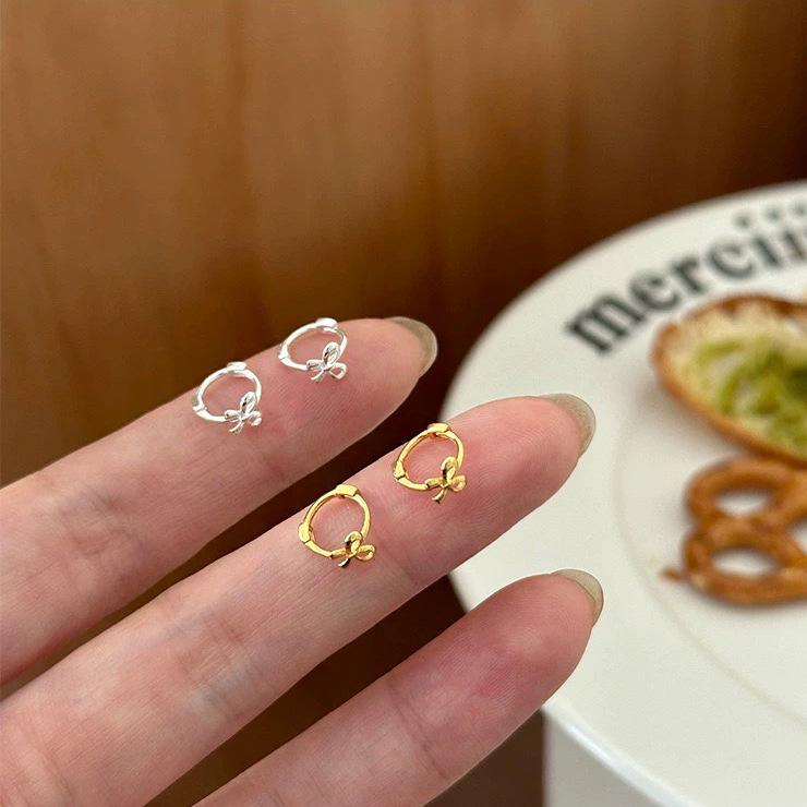 Minimalistische S925 Sterling Silber Schleifenohrringe – High-End Nischen-Design für Ohrpiercing.