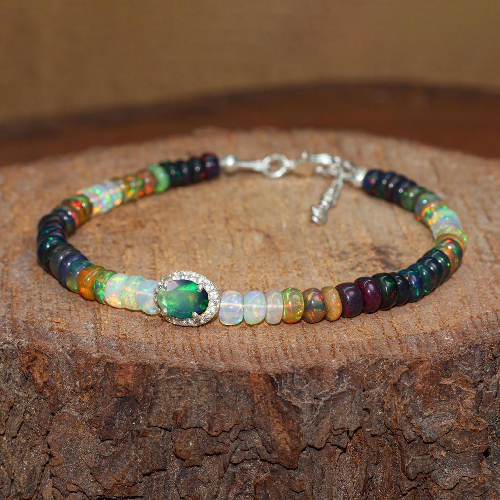 Schwarzes Feueropal Glatte Perlen Charm-Armband, Schwarzer Opal Ovaler Charm Goldarmband, Handgemachtes Armband, Oktober Geburtsstein, Geschenk für Mama