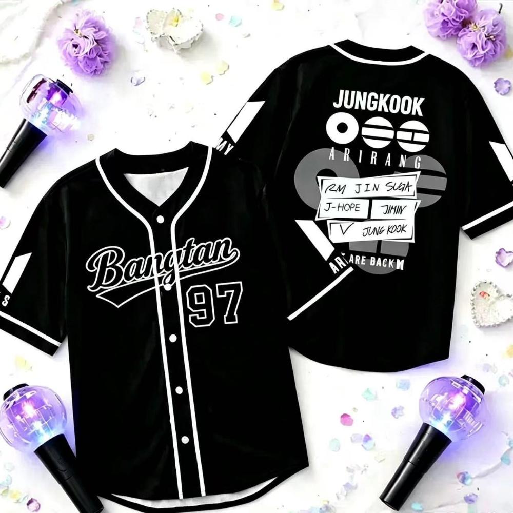 Kpop BTS Baseball Trikot Lila Kurzarm Cardigan Koreanische Streetwear Fan Support Hemd mit Knöpfen Konzertbekleidung für Damen und Herren